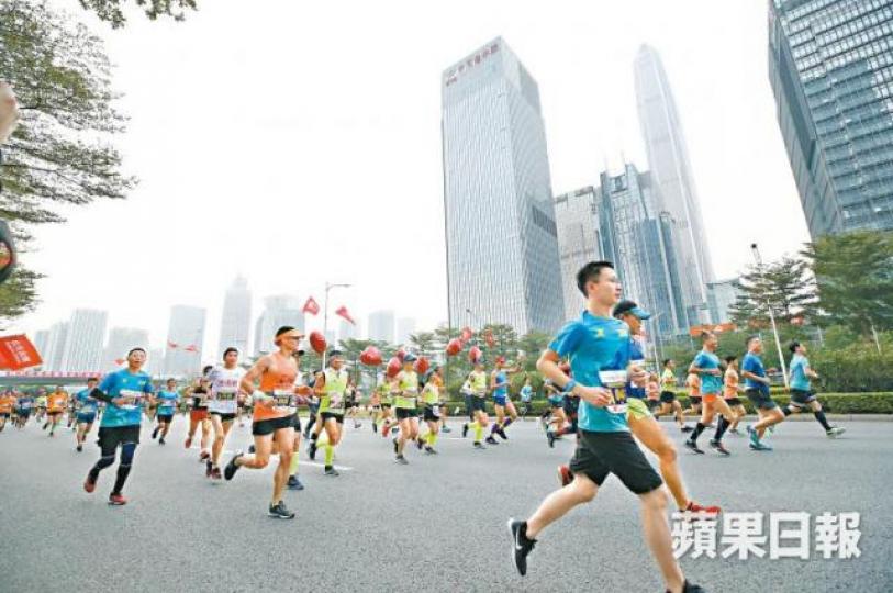 本報直擊深圳馬拉松,親見有無報名市民衝出跑道比賽。 《蘋果》記者攝深圳馬拉松設安檢及人像識別,選手逼得水洩不通。 《蘋果》記者攝 本報直擊深圳馬拉松,親見有無報名市民衝出跑道比賽。 《蘋果》記者攝深圳馬拉松設安檢及人像識別,選手逼得水洩不通。 《蘋果》記者攝