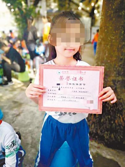 章姓女童曾在校內運動比賽獲獎,但日前因病求診港深醫院後死亡。互聯網醫院昨加強保安,院內有保安員駐守。《蘋果》記者攝女童被醫院診斷患上「急性上呼吸道感染」。曾為女童看病的醫生劉君昨被指「沒有上班」。 章姓女童曾在校內運動比賽獲獎,但日前因病求診港深醫院後死亡。互聯網醫院昨加強保安,院內有保安員駐守。《蘋果》記者攝女童被醫院診斷患上「急性上呼吸道感染」。曾為女童看病的醫生劉君昨被指「沒有上班」。