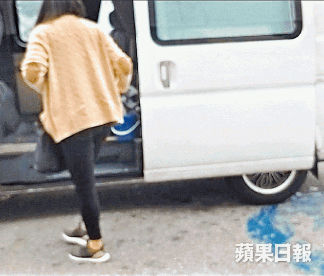 【《蘋果》放蛇獲接載】記者多次電召GoGoVan,最終有司機在無查問記者有否貨物的情況下,接載記者入機場。閒聊期間,司機表示經濟差難搵食,故鋌而走險非法載客。司機全程無提醒或檢查記者有沒有扣安全帶。GoGoVan奪命意外,肇事客貨車昨仍被扣留在九龍灣汽車扣留中心等候檢驗。 【《蘋果》放蛇獲接載】記者多次電召GoGoVan,最終有司機在無查問記者有否貨物的情況下,接載記者入機場。閒聊期間,司機表示經濟差難搵食,故鋌而走險非法載客。司機全程無提醒或檢查記者有沒有扣安全帶。GoGoVan奪命意外,肇事客貨車昨仍被扣留在九龍灣汽車扣留中心等候檢驗。