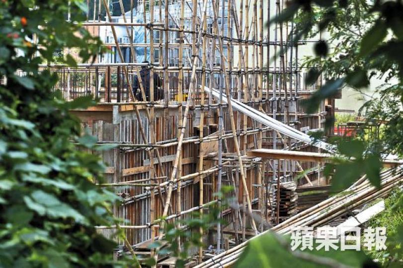 涉事丁屋目前仍在興建中,連日來有工人施工。何家達攝 涉事丁屋目前仍在興建中,連日來有工人施工。何家達攝