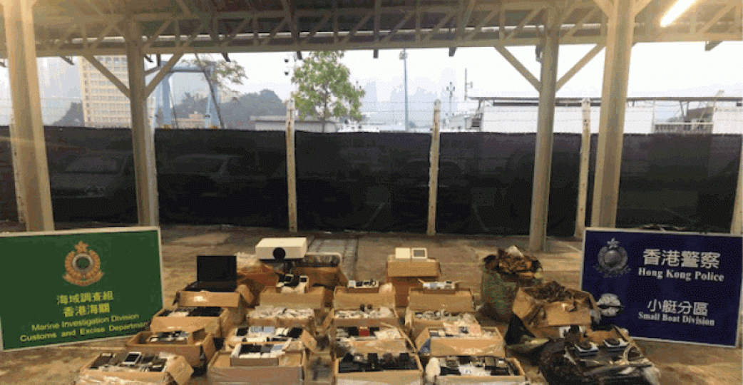 海關及水警展示撿獲的走私物品。 海關及水警展示撿獲的走私物品。