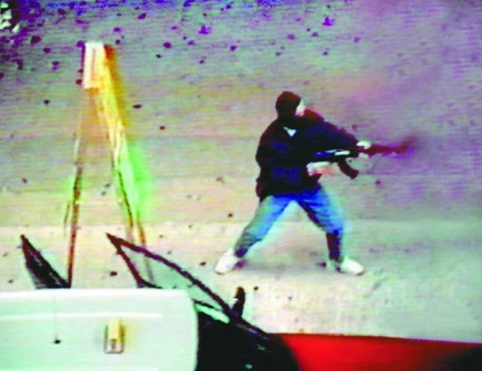 「賊王」葉繼歡1993年與同黨持槍在旺角打劫金行,市民拍到匪徒與警員駁火。 「賊王」葉繼歡1993年與同黨持槍在旺角打劫金行,市民拍到匪徒與警員駁火。