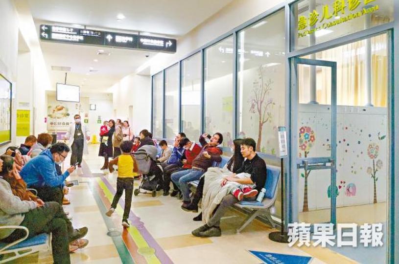 港大深圳醫院急症室昨日求診者眾多。《蘋果》記者攝 港大深圳醫院急症室昨日求診者眾多。《蘋果》記者攝