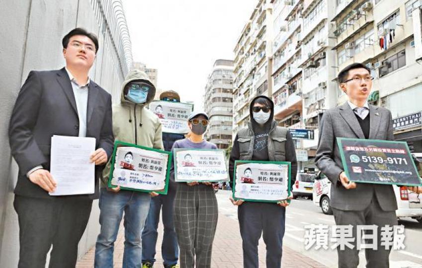 袁海文(右)昨陪同受害人到旺角警署報案。朱永倫攝 袁海文(右)昨陪同受害人到旺角警署報案。朱永倫攝