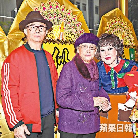 (右起)黃夏蕙昨日與梅媽及梅啟明現身電影謝票時,表示其基金會將撥款來拍戲。 (右起)黃夏蕙昨日與梅媽及梅啟明現身電影謝票時,表示其基金會將撥款來拍戲。