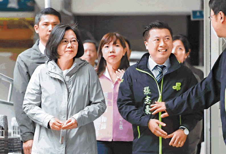 綠營「九合一」選舉大敗,辭去黨主席的蔡英文昨在新北巿投票。台灣《蘋果日報》 綠營「九合一」選舉大敗,辭去黨主席的蔡英文昨在新北巿投票。台灣《蘋果日報》