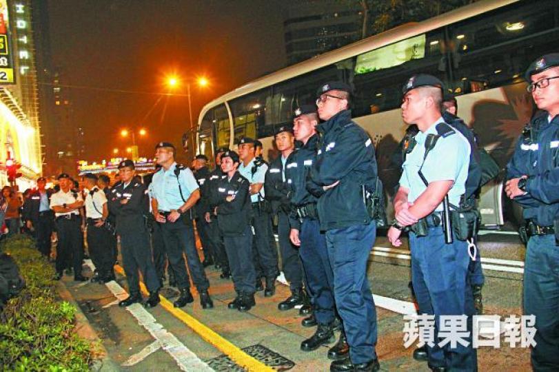 前晚警方高調動員搜查香港多處娛樂場所和地點,防止黑幫再生事端。黎家駒攝其中一名涉嫌前日截停平治傷人的刀手被捕帶署。 前晚警方高調動員搜查香港多處娛樂場所和地點,防止黑幫再生事端。黎家駒攝其中一名涉嫌前日截停平治傷人的刀手被捕帶署。
