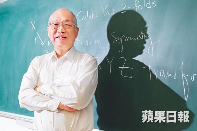 丘成桐和霍金有三十多年交情。丘成桐大學時靠教外國人打太極拳為兄籌醫藥費。 丘成桐和霍金有三十多年交情。丘成桐大學時靠教外國人打太極拳為兄籌醫藥費。