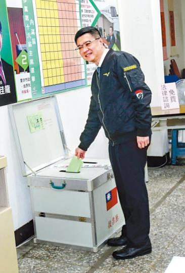 卓榮泰昨親往投票,擊敗對手當選民進黨主席。台灣《蘋果日報》民進黨代理主席林右昌宣佈卓榮泰當選新主席。台灣《蘋果日報》親獨派的游盈隆與妻子在新北市投票。台灣《蘋果日報》 卓榮泰昨親往投票,擊敗對手當選民進黨主席。台灣《蘋果日報》民進黨代理主席林右昌宣佈卓榮泰當選新主席。台灣《蘋果日報》親獨派的游盈隆與妻子在新北市投票。台灣《蘋果日報》