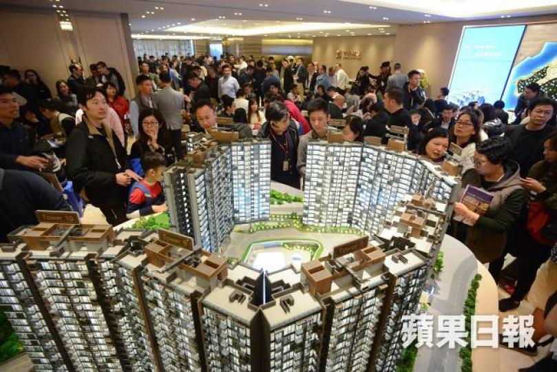 天鑽售樓處昨人頭湧湧。何耀勤攝 天鑽售樓處昨人頭湧湧。何耀勤攝