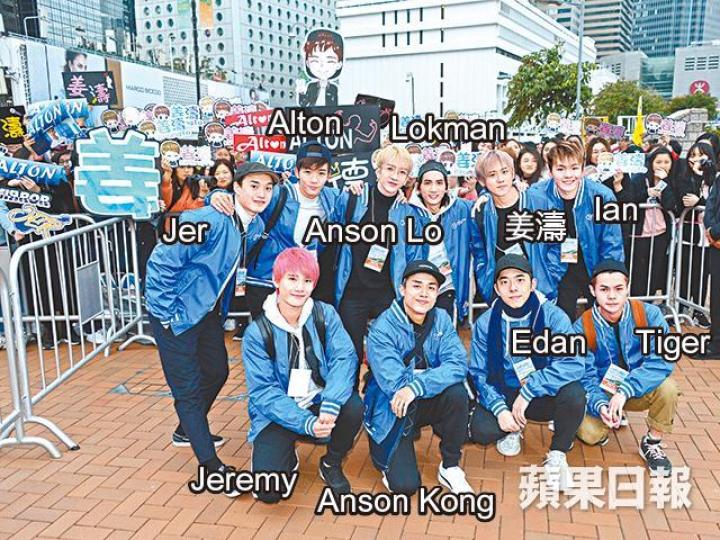 男團MIRROR昨早參與在中環舉行的百萬行,吸引大批fans到場支持。徐榮(左)和黎諾懿雖然現身撐無綫活動,但人氣輸給MIRROR。陳庭欣(左)昨早要由男友叫她起身,會合陳煒及江嘉敏(右)參與百萬行。 男團MIRROR昨早參與在中環舉行的百萬行,吸引大批fans到場支持。徐榮(左)和黎諾懿雖然現身撐無綫活動,但人氣輸給MIRROR。陳庭欣(左)昨早要由男友叫她起身,會合陳煒及江嘉敏(右)參與百萬行。