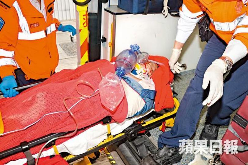 抹窗墮樓男子送院搶救不治。張家豪攝 抹窗墮樓男子送院搶救不治。張家豪攝