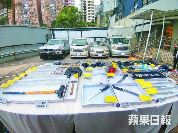 警方在反黑行動中撿獲斬人案中刀手乘坐的賊車，以及三輛準備用作犯案的私家車及大批武器。