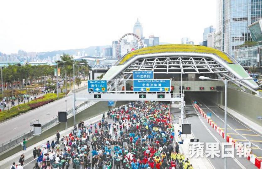 公益金百萬行途經即將通車的中環及灣仔繞道,隧道口堆滿人群。何穎賢攝隧道內有牆板破損,寫上「要換」字句。隧道天花及牆身多處有疑似水迹。繞道首次讓公眾進入,參加者在隧道中拍照「打卡」。 公益金百萬行途經即將通車的中環及灣仔繞道,隧道口堆滿人群。何穎賢攝隧道內有牆板破損,寫上「要換」字句。隧道天花及牆身多處有疑似水迹。繞道首次讓公眾進入,參加者在隧道中拍照「打卡」。