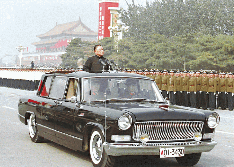 1984年中共建政35周年,鄧小平坐上「紅旗」轎車在長安街閱兵。 1984年中共建政35周年,鄧小平坐上「紅旗」轎車在長安街閱兵。