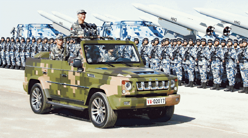 習近平在2017年7月,在內蒙古朱日和主持中共建政後首個解放軍建軍紀念閱兵。 習近平在2017年7月,在內蒙古朱日和主持中共建政後首個解放軍建軍紀念閱兵。