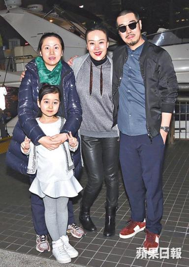 鄔君梅(中)與童星Elena Cai相處融洽,二人前日拍完出海戲後,周顯揚更請大家去慶功。 鄔君梅(中)與童星Elena Cai相處融洽,二人前日拍完出海戲後,周顯揚更請大家去慶功。