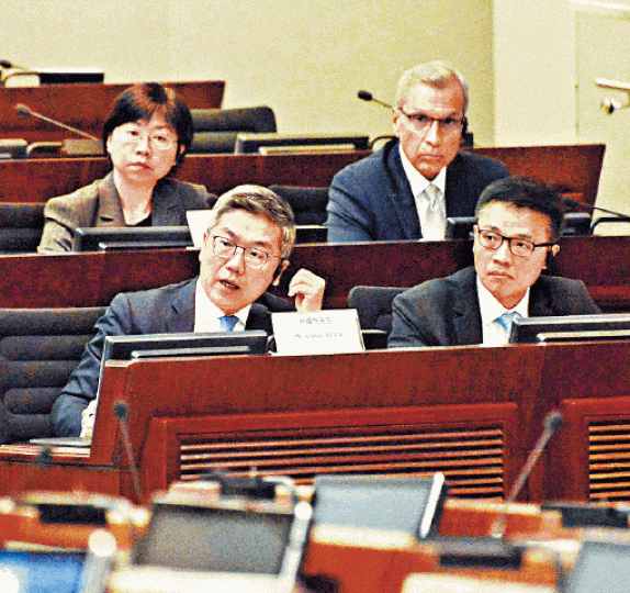 阮國恒(前排左)指任何管理個人資料公司均需遵守私隱條例。何耀勤攝 阮國恒(前排左)指任何管理個人資料公司均需遵守私隱條例。何耀勤攝