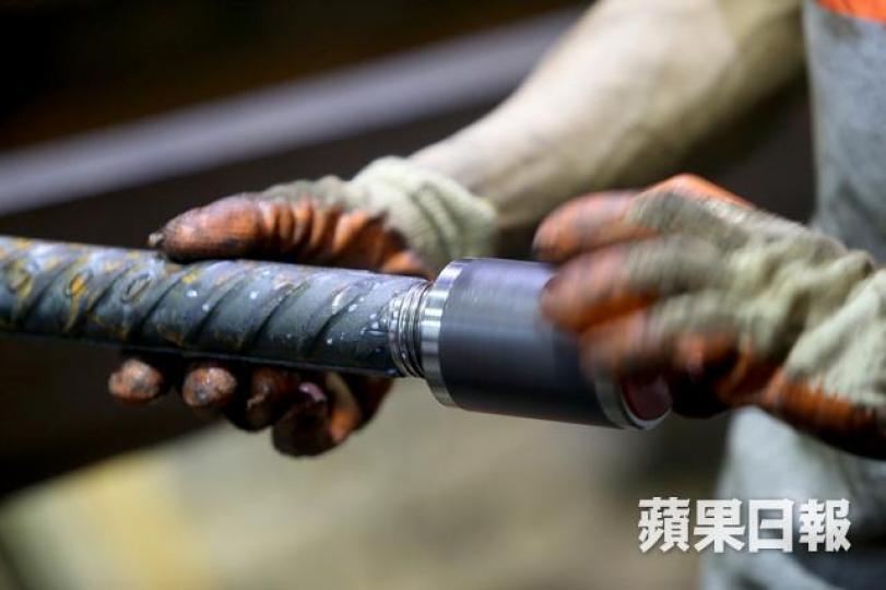 路政署至今公佈49個鋼筋樣本,當中17個不合格,比率為35%。 路政署至今公佈49個鋼筋樣本,當中17個不合格,比率為35%。