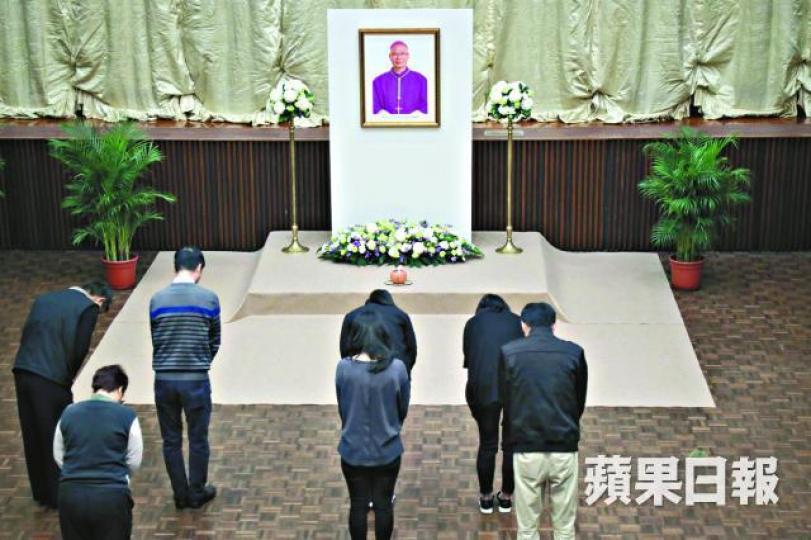 香港教區主教楊鳴章上周病逝,教友昨到明愛會堂弔唁,繼任人選引起各方關注。何頴賢攝 香港教區主教楊鳴章上周病逝,教友昨到明愛會堂弔唁,繼任人選引起各方關注。何頴賢攝