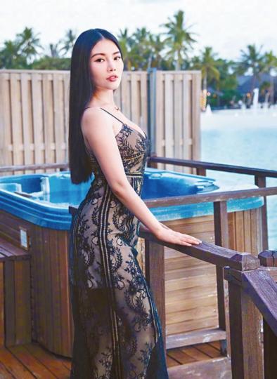 徐冬冬因為同尹子維喺北京機場手拖手,令戀情曝光。微博圖片尹子維同徐冬冬喺《合約男女》演情侶,當中有火辣親熱戲。劇照(左起)尹子維轉戰內地,得閒都會同兄弟陳子聰、連凱見吓。資料圖片徐冬冬善演性感角色,不過佢喺《賭城風雲III》就演骰后。劇照 徐冬冬因為同尹子維喺北京機場手拖手,令戀情曝光。微博圖片尹子維同徐冬冬喺《合約男女》演情侶,當中有火辣親熱戲。劇照(左起)尹子維轉戰內地,得閒都會同兄弟陳子聰、連凱見吓。資料圖片徐冬冬善演性感角色,不過佢喺《賭城風雲III》就演骰后。劇照