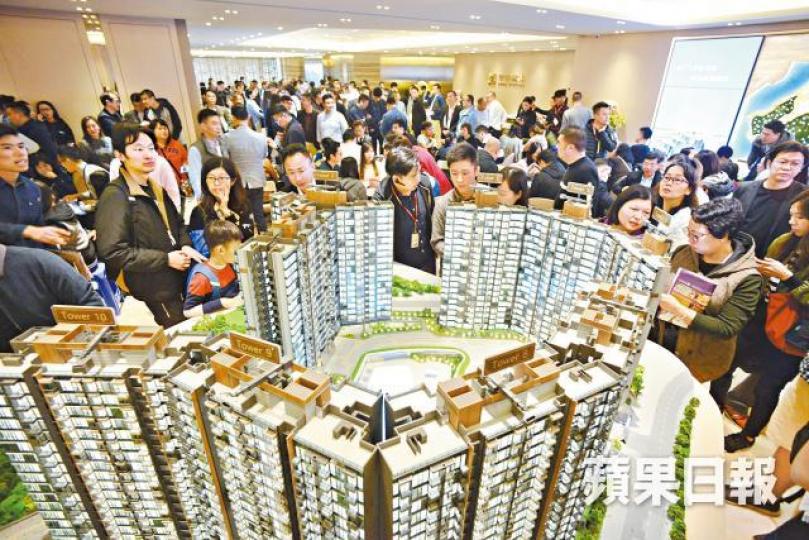 大埔天鑽連日受熱捧,獲不少準買家參觀示範單位。資料圖片元朗尚悅.嶺昨加推51伙,連同其餘的50伙,一次過於周五發售。資料圖片 大埔天鑽連日受熱捧,獲不少準買家參觀示範單位。資料圖片元朗尚悅.嶺昨加推51伙,連同其餘的50伙,一次過於周五發售。資料圖片