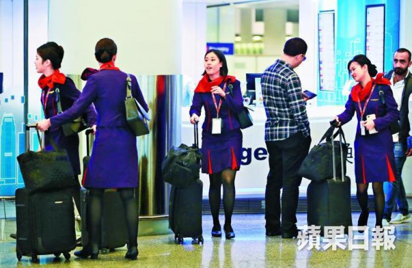 港航危機自去年起陸續浮現,債券息率飆升;圖為港航空服員。資料圖片 港航危機自去年起陸續浮現,債券息率飆升;圖為港航空服員。資料圖片