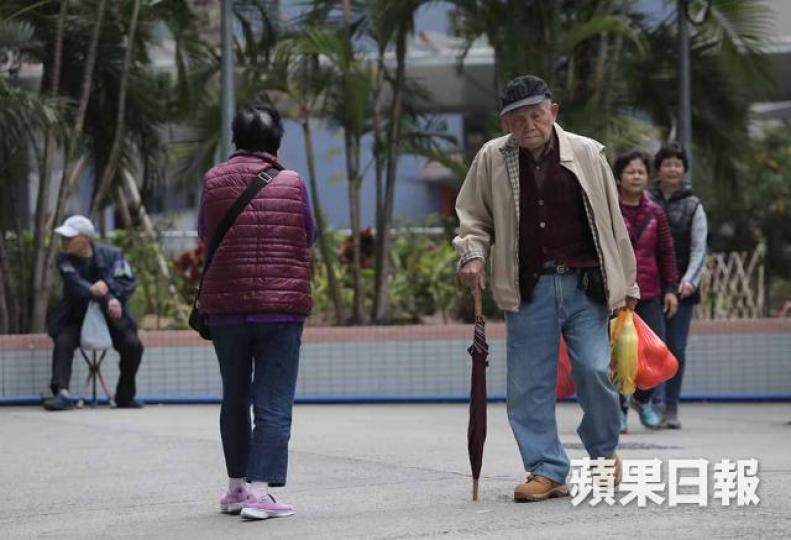 政府昨公佈下月起長者綜援申請資格由60歲延至65歲。 政府昨公佈下月起長者綜援申請資格由60歲延至65歲。