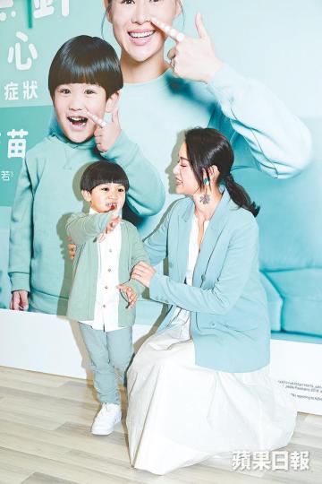 胡杏兒和廣告小拍檔昨日見面,非常好傾。胡杏兒希望母子檔拍廣告當紀念,但又驚囝囝做不到客戶要求會失禮人。 胡杏兒和廣告小拍檔昨日見面,非常好傾。胡杏兒希望母子檔拍廣告當紀念,但又驚囝囝做不到客戶要求會失禮人。