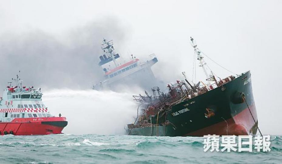 運油輪爆炸後船身傾側嚴重損毀,消防輪射水灌救。許頌明攝 運油輪爆炸後船身傾側嚴重損毀,消防輪射水灌救。許頌明攝