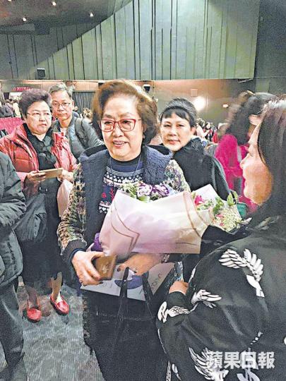 85歲的葛蘭前晚現身,現場戲迷感驚喜。惠英紅(中)不捨舞台劇完結,表示與滕麗名等很夾。 85歲的葛蘭前晚現身,現場戲迷感驚喜。惠英紅(中)不捨舞台劇完結,表示與滕麗名等很夾。