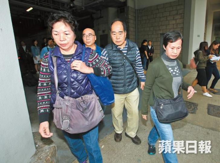 被告弟妹及親友昨到庭支持被告。李潤芳攝 被告弟妹及親友昨到庭支持被告。李潤芳攝