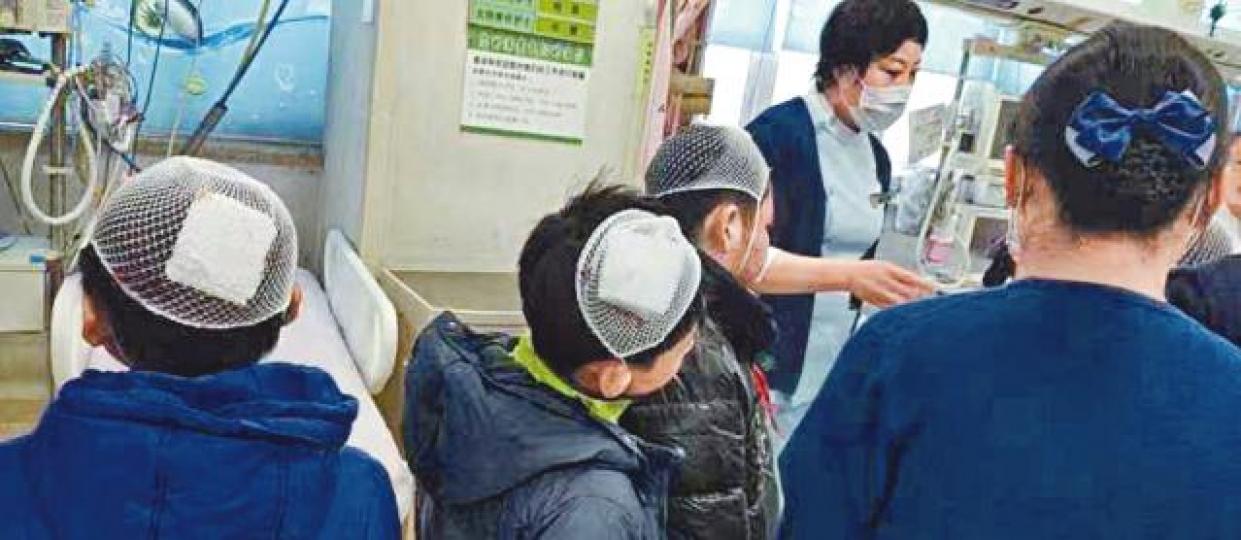 多名學生遇襲受傷,頭上包紮紗布。事發後警員在校園門外把守。路透社 多名學生遇襲受傷,頭上包紮紗布。事發後警員在校園門外把守。路透社