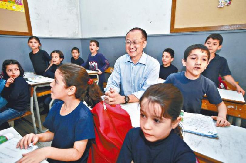 金墉曾與敍利亞難民小童一起「上課」。 金墉曾與敍利亞難民小童一起「上課」。