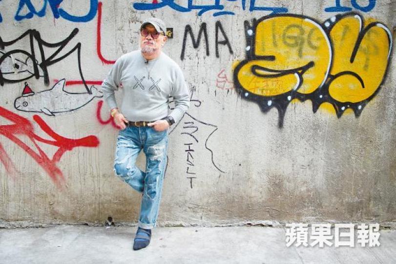 70歲龍爺回歸尖東,由昔日的大佬變成利時最老店東。Band仔出身的龍爺(左),年紀輕輕已在夜總會夾band。盧珮瑤(左二起)、K Tsang和Savant都是熱愛創作的年輕人,團隊邂逅龍爺,為他的故事譜上曲詞成為《龍歌》。音樂人馮穎琪發起「一個人一首歌」企劃。 70歲龍爺回歸尖東,由昔日的大佬變成利時最老店東。Band仔出身的龍爺(左),年紀輕輕已在夜總會夾band。盧珮瑤(左二起)、K Tsang和Savant都是熱愛創作的年輕人,團隊邂逅龍爺,為他的故事譜上曲詞成為《龍歌》。音樂人馮穎琪發起「一個人一首歌」企劃。