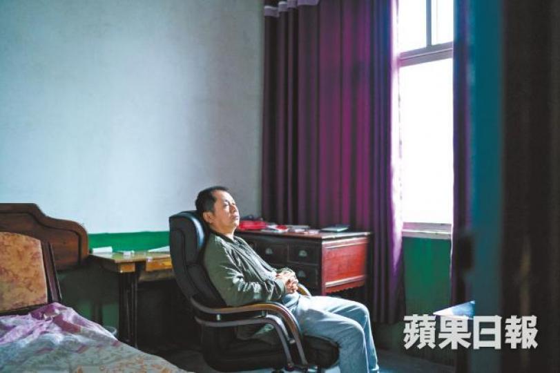 生於農村的何為良,在出櫃前度過漫長的黑暗歲月。受過「批鬥」捱過打,這張離婚證得來不易。離婚後與家人陷入冷戰,何為良這11年用行動修補關係。 生於農村的何為良,在出櫃前度過漫長的黑暗歲月。受過「批鬥」捱過打,這張離婚證得來不易。離婚後與家人陷入冷戰,何為良這11年用行動修補關係。