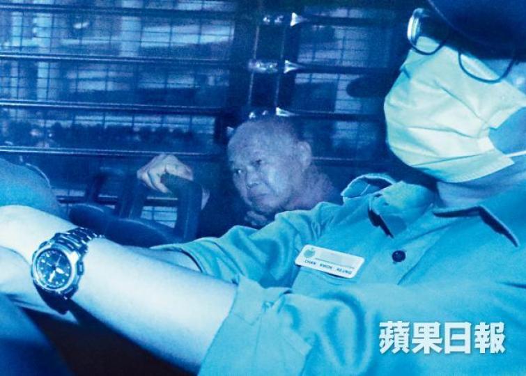 被告黃國萬殺妻後自首,欲以自身遭遇向社會控訴。法官張慧玲前年6月,被告在筲箕灣耀東邨寓所勒死妻子。 被告黃國萬殺妻後自首,欲以自身遭遇向社會控訴。法官張慧玲前年6月,被告在筲箕灣耀東邨寓所勒死妻子。