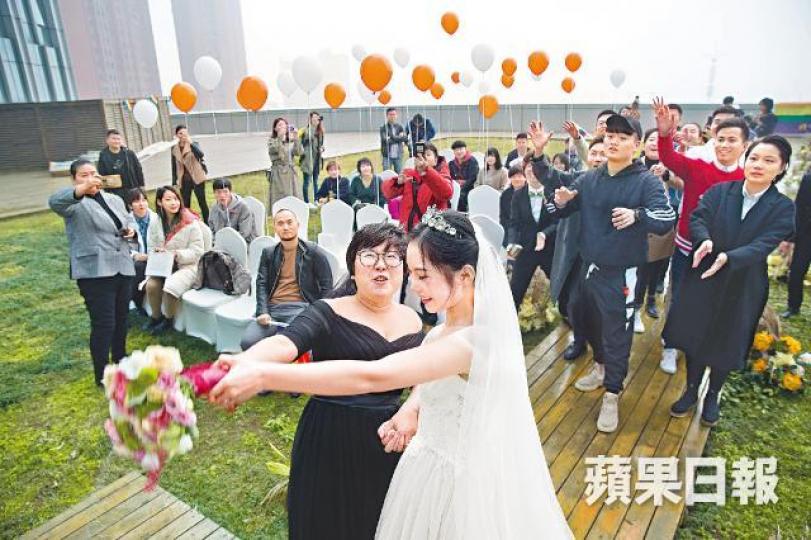 出席者雖然不多,但兩名新娘對婚禮已感到心滿意足。明明(右)與Juno在婚禮上情深一吻。長沙同志組織十多名志願者出席婚禮。 出席者雖然不多,但兩名新娘對婚禮已感到心滿意足。明明(右)與Juno在婚禮上情深一吻。長沙同志組織十多名志願者出席婚禮。