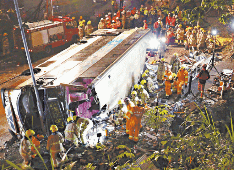 大埔公路去年發生巴士翻側19死事件,令外界關注巴士行車安全問題。 大埔公路去年發生巴士翻側19死事件,令外界關注巴士行車安全問題。