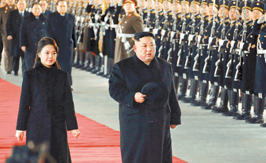 金正恩及妻子李雪主在儀仗隊及官員陪同下,於平壤火車站出發前往北京。美聯社金正恩的列車在昨早約11時抵達北京。美聯社 金正恩及妻子李雪主在儀仗隊及官員陪同下,於平壤火車站出發前往北京。美聯社金正恩的列車在昨早約11時抵達北京。美聯社