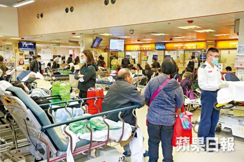 伊利沙伯醫院急症室大堂昨午放滿病床,非常擁擠。 伊利沙伯醫院急症室大堂昨午放滿病床,非常擁擠。