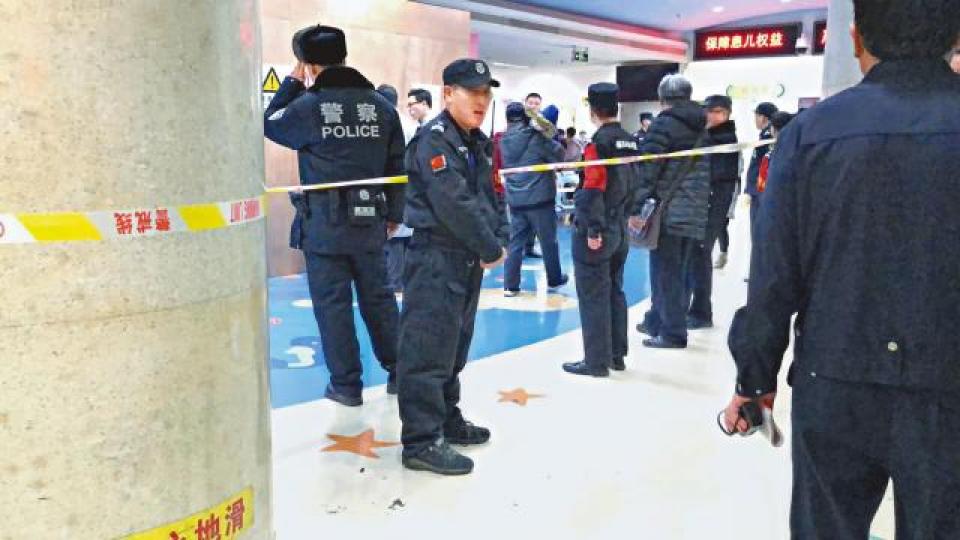 醫院設封鎖線禁閒人進出。 醫院設封鎖線禁閒人進出。