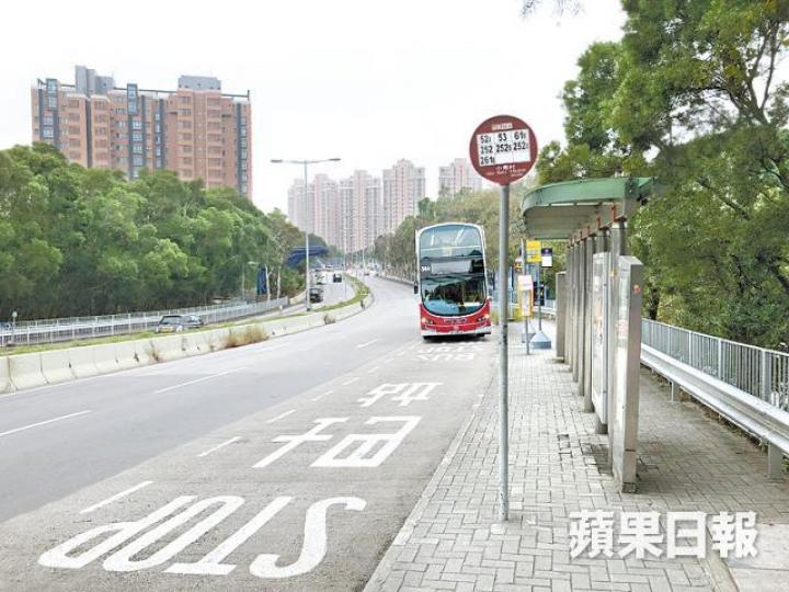 The Carmel附近設巴士站,但商場及便利店欠奉。葉煜燊攝 The Carmel附近設巴士站,但商場及便利店欠奉。葉煜燊攝