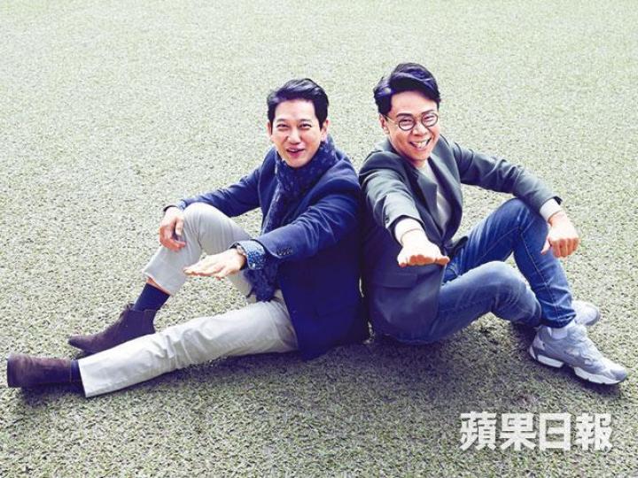 楊立門(左)與陳志雲自幼相識,二人同樣是港大畢業生,又曾服侍過難頂的女上司,二人將合體開騷盡爆名人逸事。楊立門(左)與陳志雲在大學時期已甚有表演慾,二人更曾合演舞台劇。楊立門(右)在求學期間,熱衷於參加歌唱比賽。資料圖片陳志雲(右二)是港大辯論隊的成員。資料圖片陳志雲任職無綫期間,是六嬸方逸華的愛將。資料圖片陳志雲離開政府後曾轉職商台,俞琤為其上司。 楊立門(左)與陳志雲自幼相識,二人同樣是港大畢業生,又曾服侍過難頂的女上司,二人將合體開騷盡爆名人逸事。楊立門(左)與陳志雲在大學時期已甚有表演慾,二人更曾合演舞台劇。楊立門(右)在求學期間,熱衷於參加歌唱比賽。資料圖片陳志雲(右二)是港大辯論隊的成員。資料圖片陳志雲任職無綫期間,是六嬸方逸華的愛將。資料圖片陳志雲離開政府後曾轉職商台,俞琤為其上司。