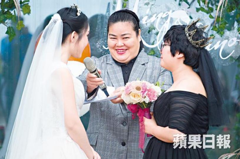 歐海花(中)宣讀誓詞後讓新娘說出「我願意」。 歐海花(中)宣讀誓詞後讓新娘說出「我願意」。