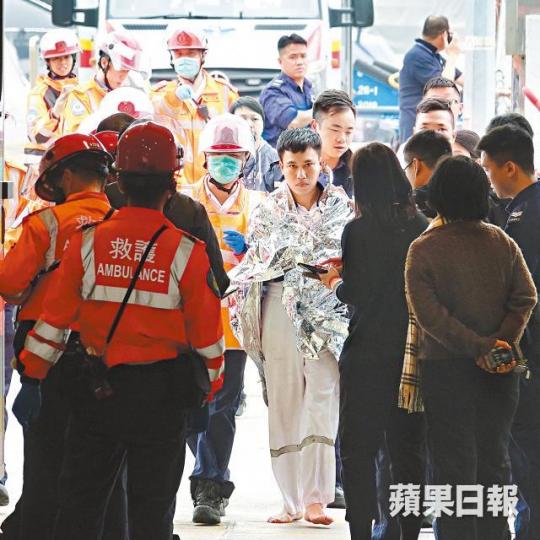 獲救船員披上反光保暖氈,赤腳步上救護車。
獲救船員披上反光保暖氈,赤腳步上救護車。