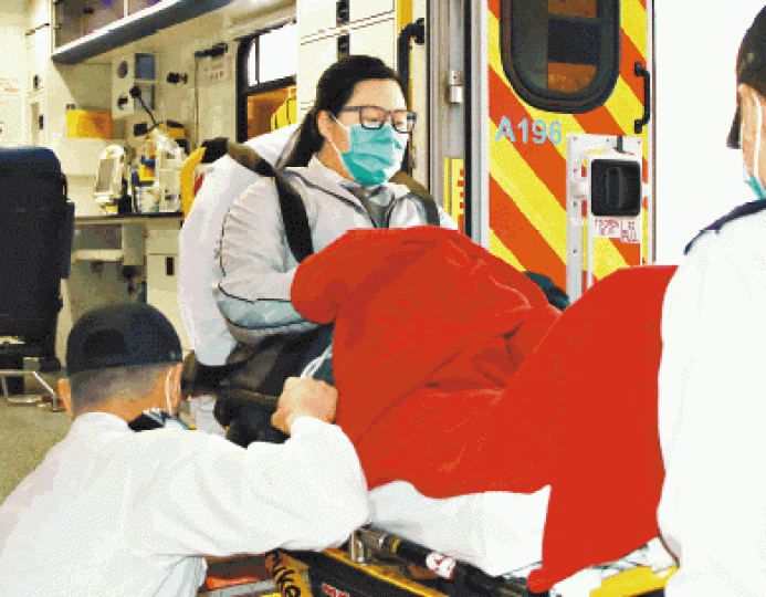 女學生遭警車撞倒,腳部受傷送院。 女學生遭警車撞倒,腳部受傷送院。