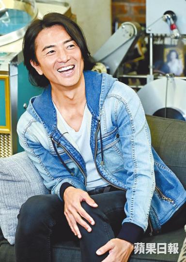 鄭伊健透露當初不想接拍《古惑仔》,擔心角色影響形象。伊健直言對《古惑仔》某些角色記憶已經模糊。伊健在《古惑仔》中形象令人印象深刻,不過他直言最想做片中黃秋生飾演的大飛。劇照伊健表示在笑片《見習黑玫瑰》中扮羅賓,是經過多次改劇本而得來。劇照 鄭伊健透露當初不想接拍《古惑仔》,擔心角色影響形象。伊健直言對《古惑仔》某些角色記憶已經模糊。伊健在《古惑仔》中形象令人印象深刻,不過他直言最想做片中黃秋生飾演的大飛。劇照伊健表示在笑片《見習黑玫瑰》中扮羅賓,是經過多次改劇本而得來。劇照