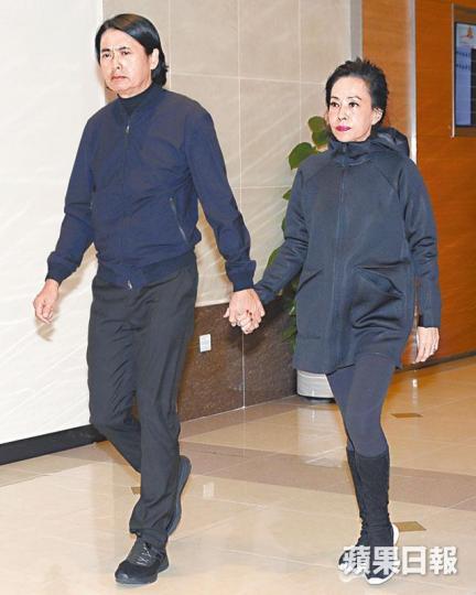 發哥昨日向劇組請假,拖實發嫂從澳門返港到靈堂致祭。林嶺東的靈堂中央放有寫着「永遠懷念」的橫匾。林嶺東上月在家中猝死,終年63歲。視林嶺東為大哥的杜琪峯到靈堂幫手打點。導演鄭保瑞曾與林嶺東合作,昨到場送別前輩。 發哥昨日向劇組請假,拖實發嫂從澳門返港到靈堂致祭。林嶺東的靈堂中央放有寫着「永遠懷念」的橫匾。林嶺東上月在家中猝死,終年63歲。視林嶺東為大哥的杜琪峯到靈堂幫手打點。導演鄭保瑞曾與林嶺東合作,昨到場送別前輩。