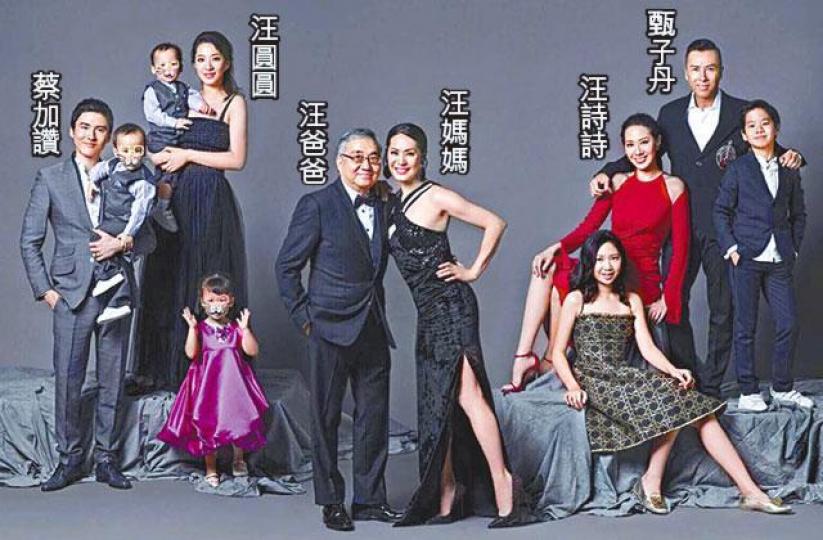 甄子丹影全家福時做陪襯,讓路給60歲外母企中間做主角。互聯網圖片甄子丹的外母凍齡有法,上月更開Ig分享靚相。互聯網圖片 甄子丹影全家福時做陪襯,讓路給60歲外母企中間做主角。互聯網圖片甄子丹的外母凍齡有法,上月更開Ig分享靚相。互聯網圖片